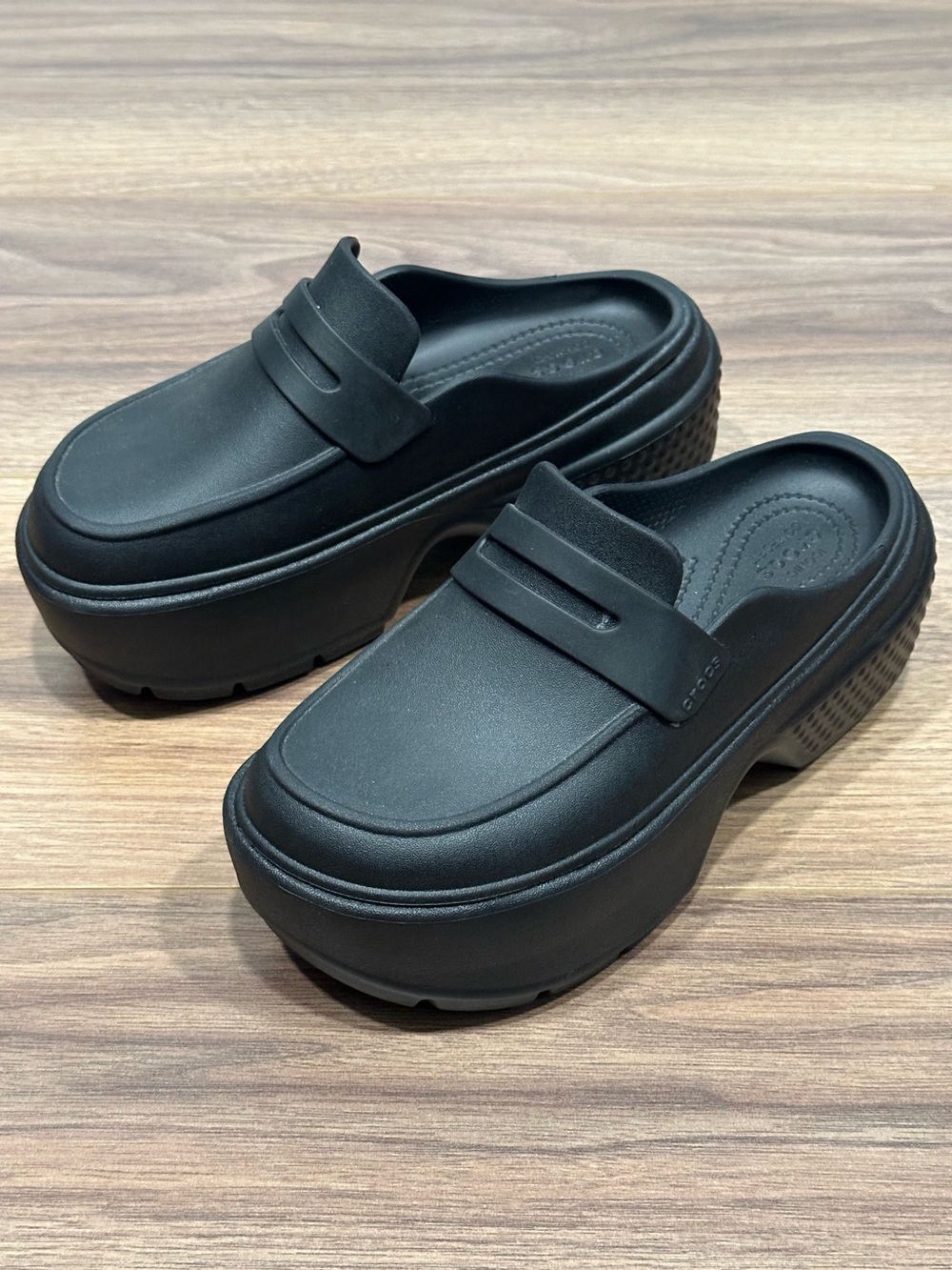 Crocs Stomp Loafer in Black Size 6